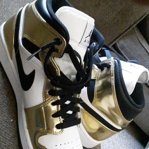 Air Jordan mid 1s